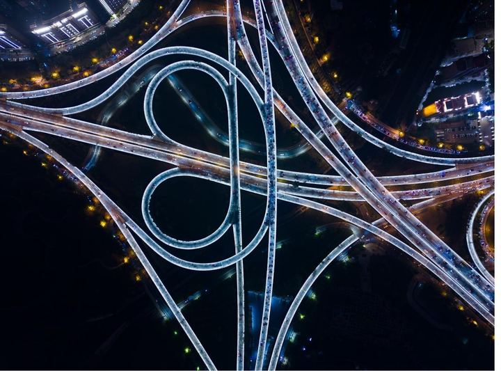 Autobahnkreuz bei Nacht aus der Luft