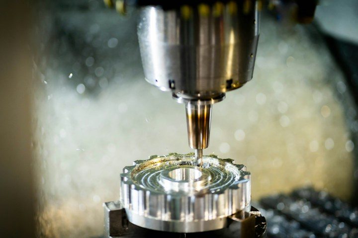 Milling cutter machining a metal part